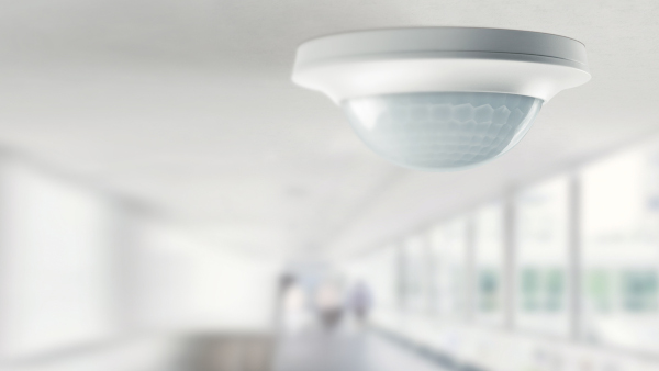 Quelle: ESYLUX_Shutterstock_480633175 ESYLUX COMPACT Präsenz- und Bewegungsmelder