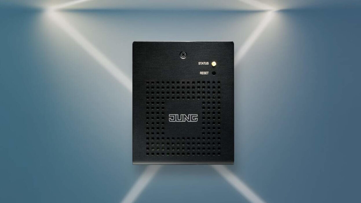 Smart Visu Server des Herstellers Jung an einer blauen Wand.