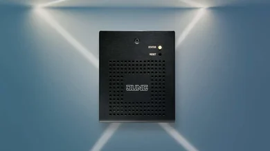 Smart Visu Server des Herstellers Jung an einer blauen Wand.