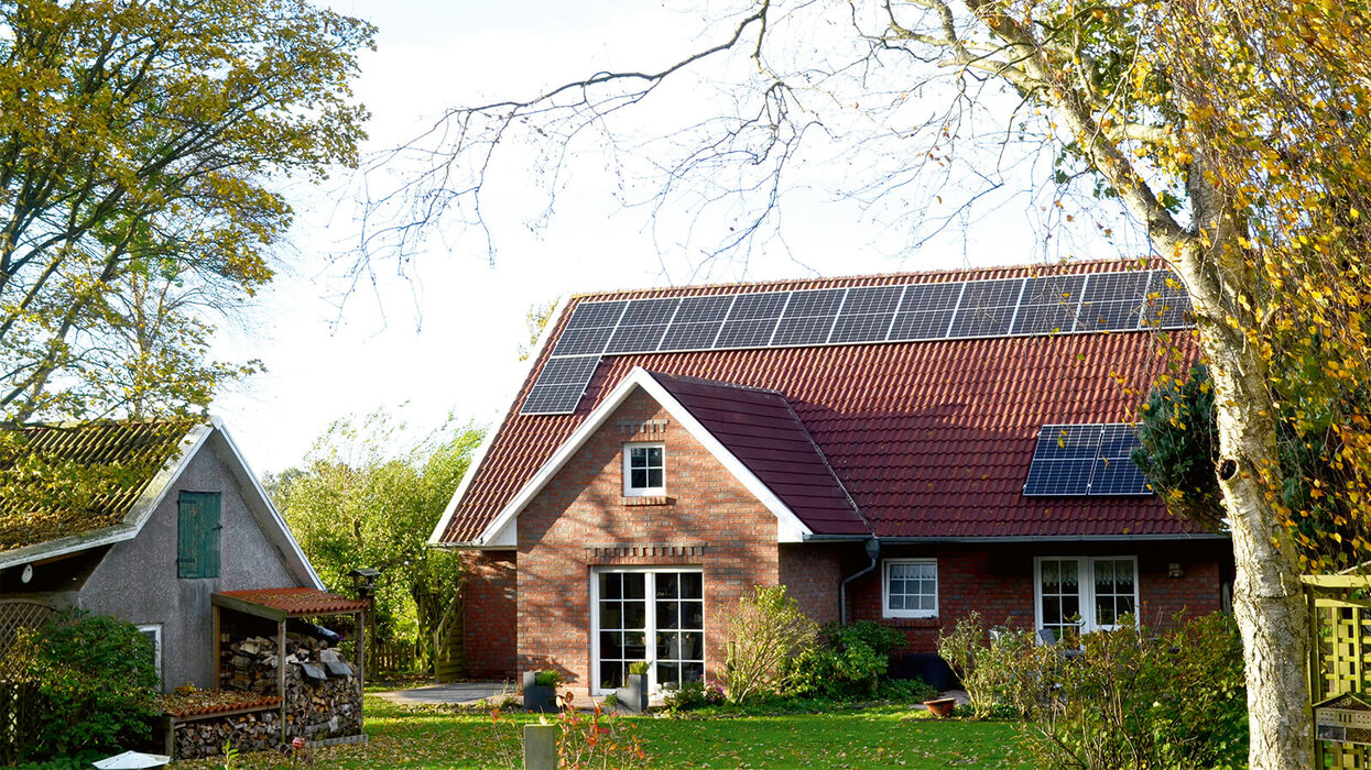 Einfamilienhaus mit einer Photovoltaikanlage auf dem Dach.