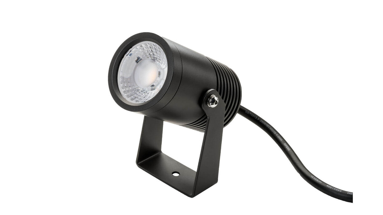 LED Strahler in der Farbe Schwarz vor hellem Hintergrund. Frontalansicht.