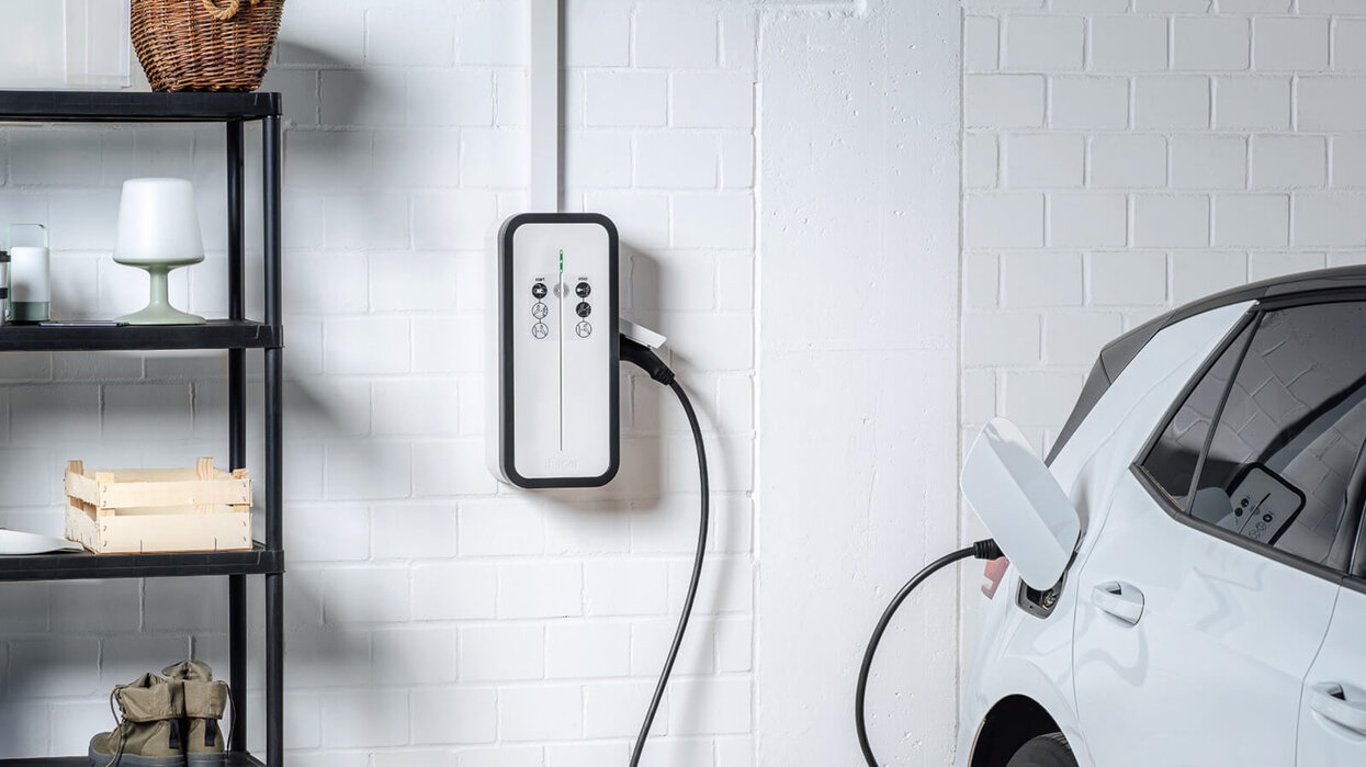 Ladestation Wallbox an dem gerade ein Auto aufgeladen wird.