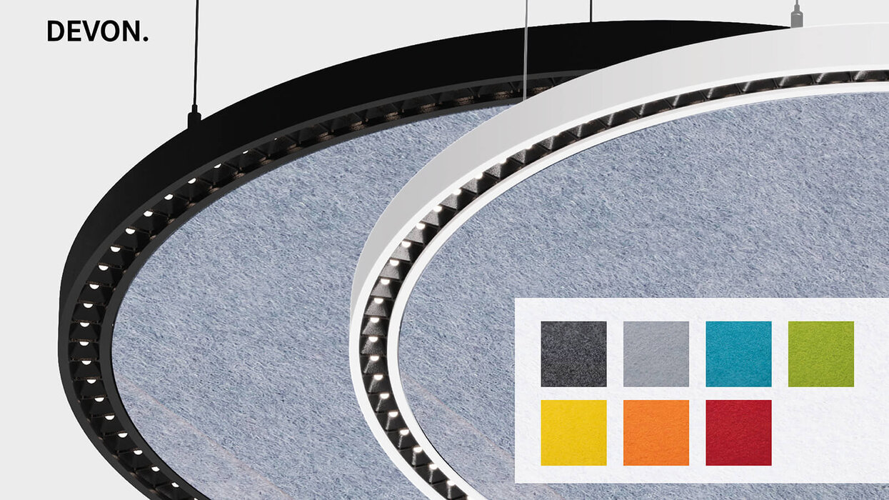 Zwei Ringleuchten einmal in der Farbe Weiß und einmal in der Farbe Schwarz. Davor eine Farbpalette.