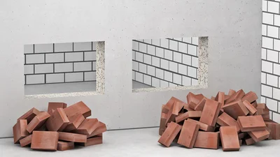 Braune Brandschutzsteine liegen vor einer Wand mit zwei Fensterausparungenfasst sind.