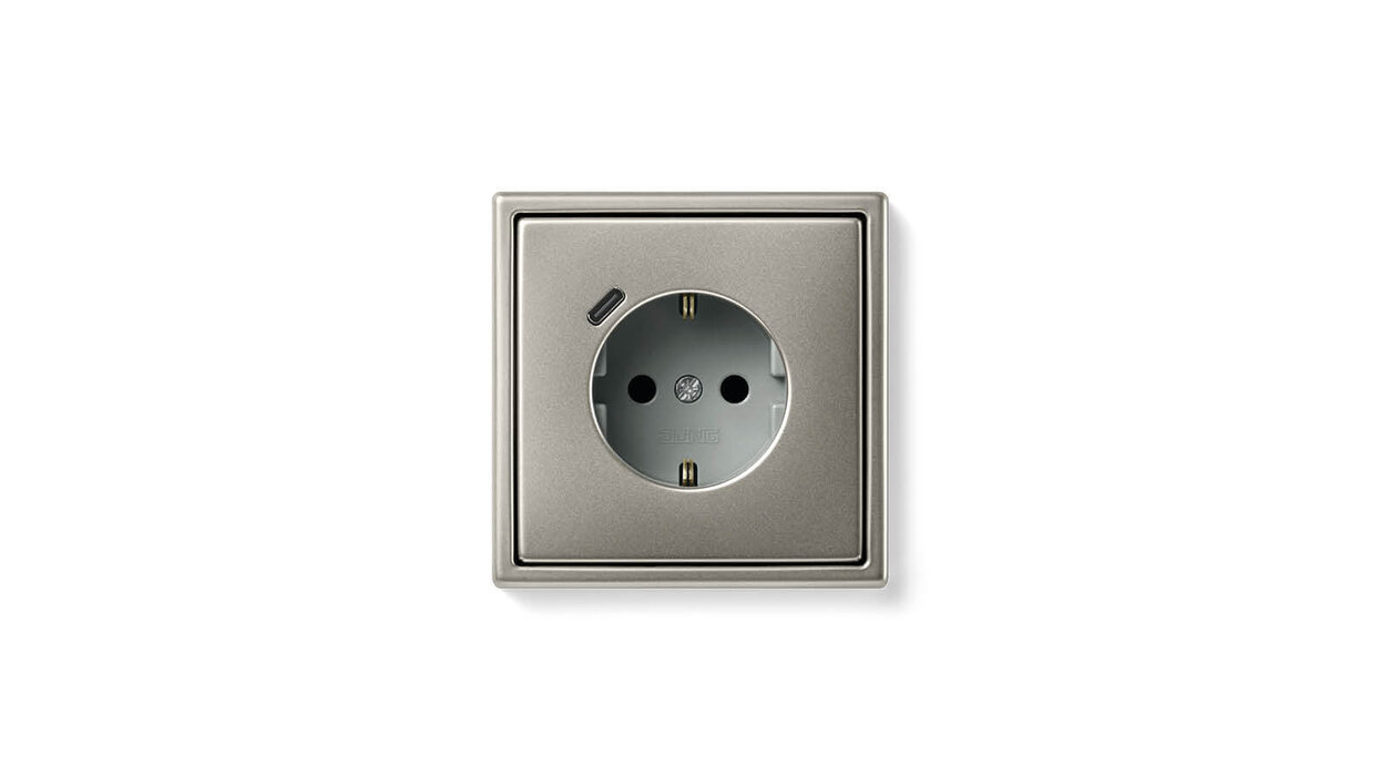Steckdose in der Farbe Silber mit einem USB-Anschluss.