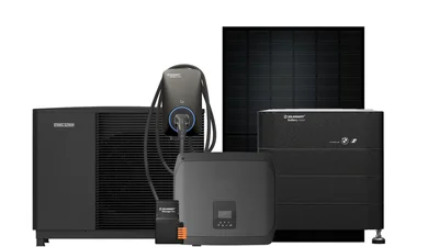Das Bild zeigt eine Wärmepumpe, eine Solaranlage, eine Wallbox und einen Batteriespeicher. Der Hintergrund ist weiß.