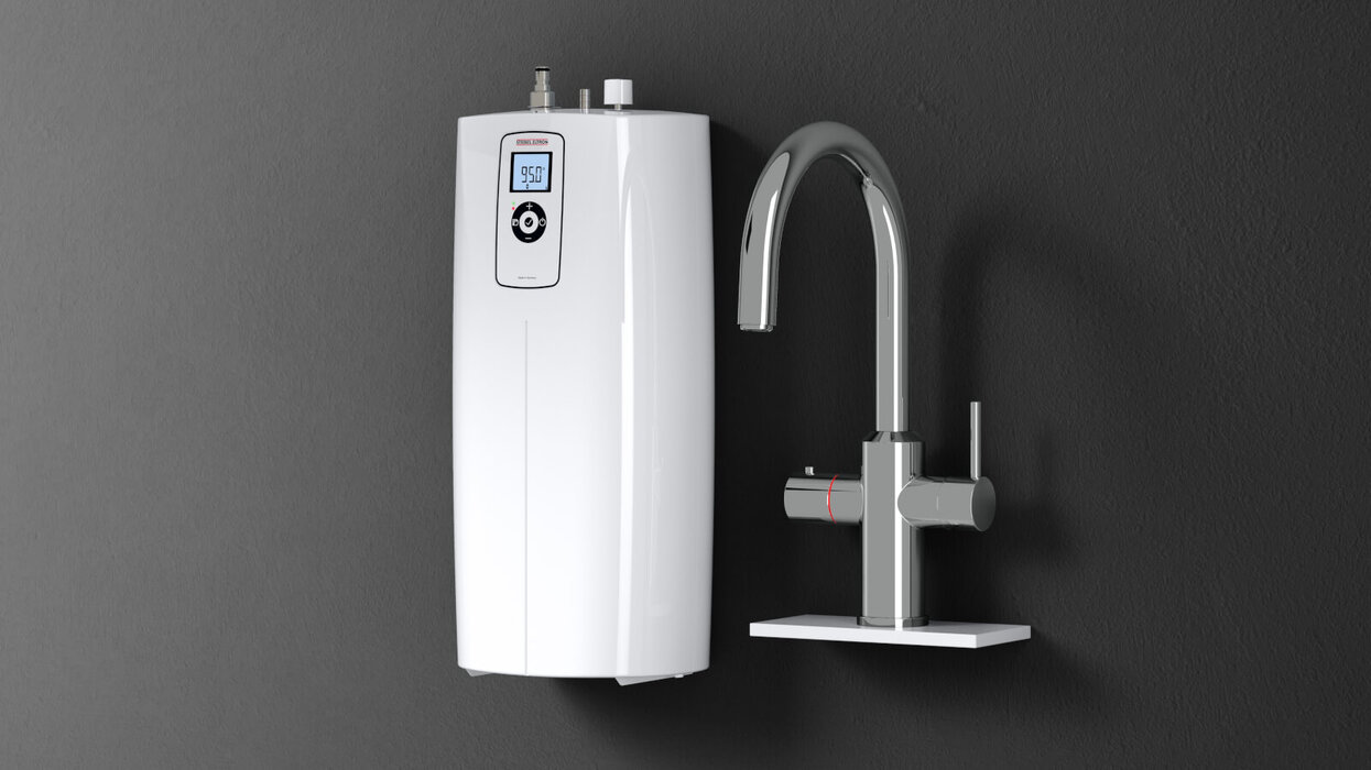 Links Wasserboiler in der Farbe Weiß, rechts daneben ein eleganter Wasserhahn mit Heißwasserfunktion.