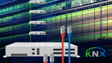 KNX Kontrollgerät in der Farbe Weiß. Zwei Kabel in den Farben Rot und Blau. Dahinter schemenhaft ein großes Gebäude.