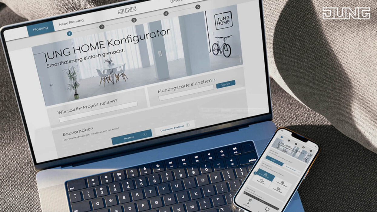 Laptop auf dem Informationen auf dem Bildschirm angezeigt werden. Auf dem Laptop liegt noch ein Smartphone.