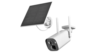 Überwachungskamera in der Farbe Weiß vor einem hellen Hintergrund und mit extra Solarpenel.