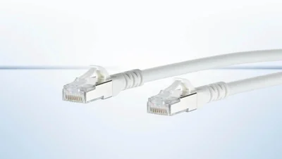 2 Patchkabel in der Farbe Weiß vor hellem Hintergrund.