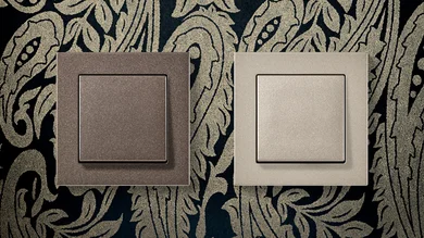 2 Schalter. Links ein Schalter in der Farbe Braun. Rechts ein Schalter in der Farbe Beige. 