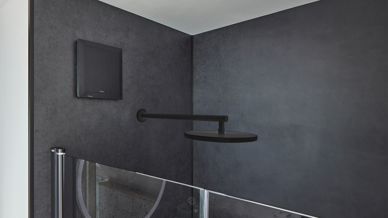 Graue Dusche mit Regendusche in der Farbe Schwarz.