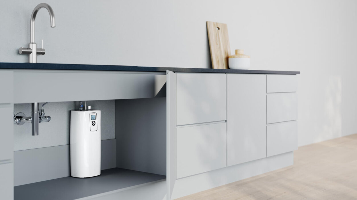 Ansicht Küche unter der Spüle ist der Heißwasserboiler zu sehen, der dort montiert wurde.