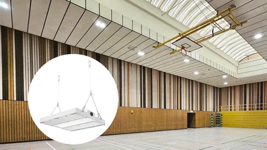 Große, lichtdurchflutete Halle leicht von unten fotografiert. Decke mit Hallenstrahlern sind zu sehen.
