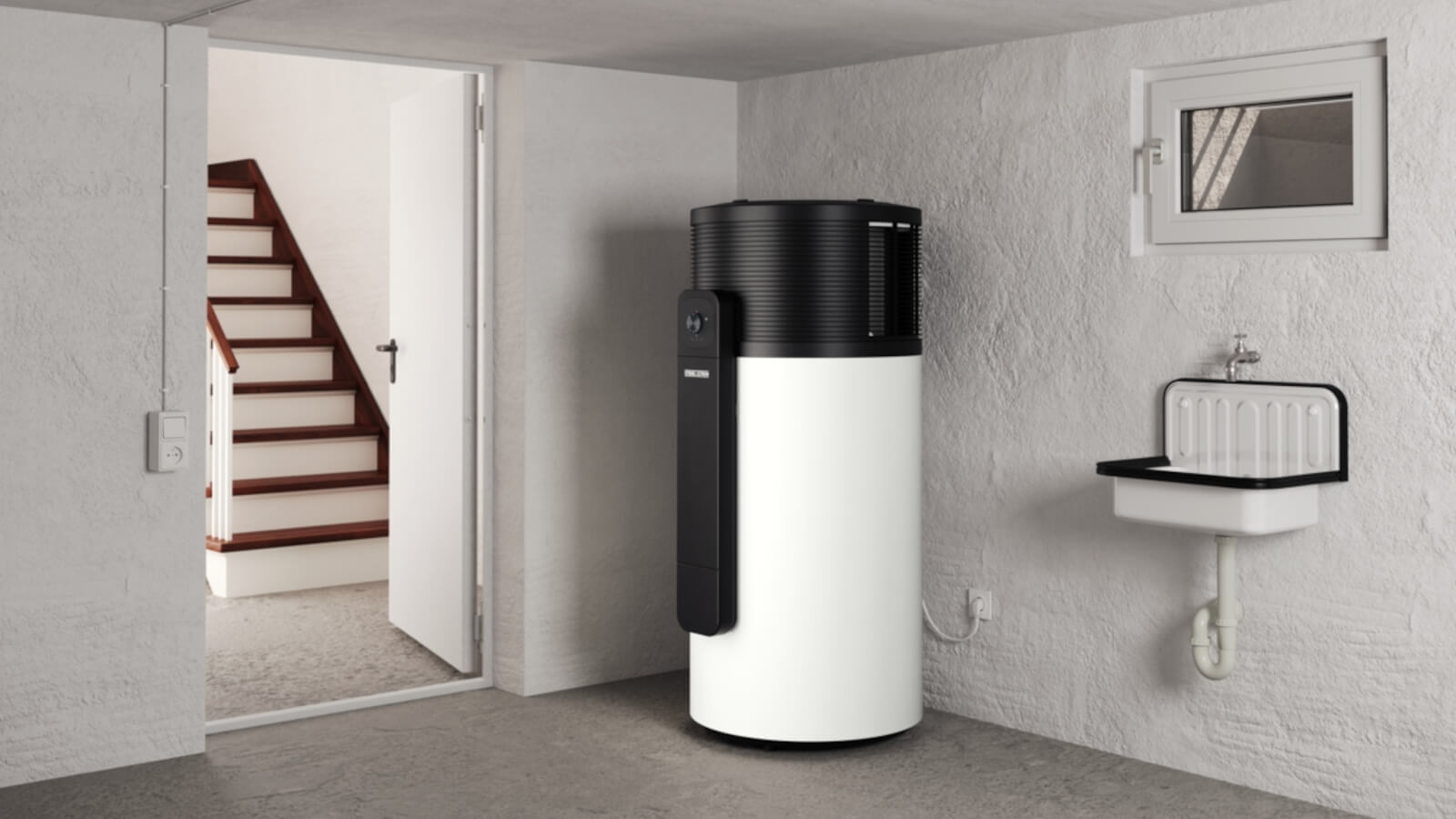 Warmwasser-Wärmepumpe von Stiebel Eltron, die im Keller in der Ecke steht. Dahinter ist eine Tür und eine Treppe zu sehen.